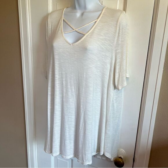 Maurices white t-Shirt  - Picture 7 of 8